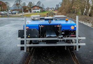 At present, the rail-road vehicle is still controlled manually when switching from rail to road.
