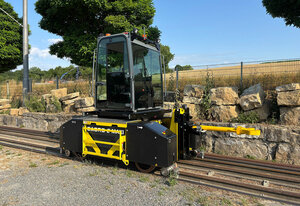 Zweiweg Elektrorangierer ZAGRO E-MAXI L auf dem Testgleis
