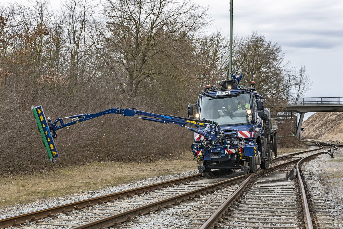 Zweiwege-Unimog mit variablen Gerätekombinationen