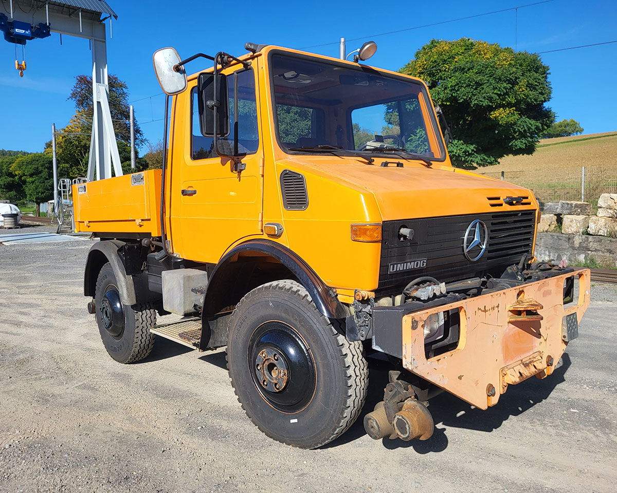 Unimog U 1400 road-railer shunting vehicle / 49032